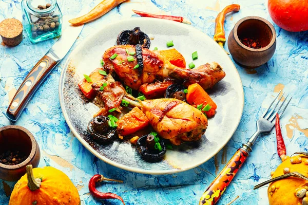 皿の上にカボチャで焼いた鶏の足 感謝祭の日のために焼きチキン — ストック写真