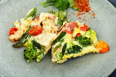 Parmesan peynirli pastırmaya sarılmış kuşkonmaz.