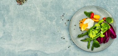 Kuşkonmazlı diyet salatası, haşlanmış yumurta, marul, domates. Boşluğu kopyala