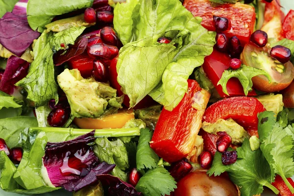 Vitamínový Salát Zeleninou Pepřem Okurkou Zdobený Granátovým Jablkem Pozadí Potravin — Stock fotografie