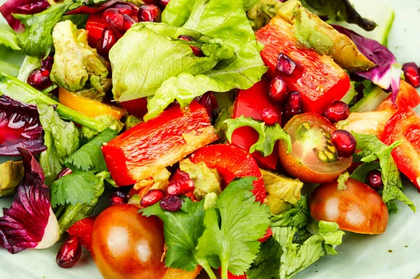 Zdravý Salát Zeleninou Pepřem Červeným Salátem Okurkou Zdobený Granátovým Jablkem — Stock fotografie