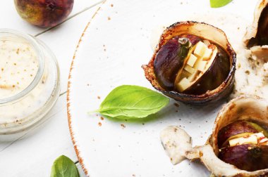 Pastırmaya sarılmış incirler. Atıştırmalık.