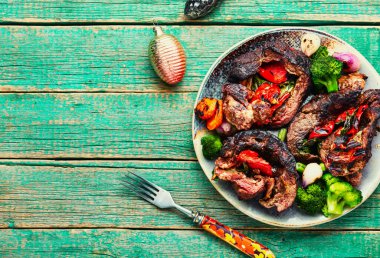 Tabakta sebzelerle doldurulmuş kızarmış et. Metin için boşluk