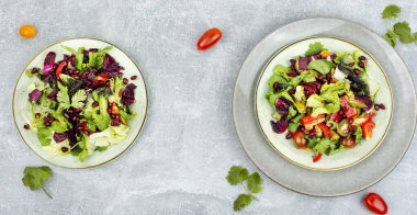 Yeşil salata, biber, kırmızı marul ve salatalık, nar ile süslenmiş. Yeşil vejetaryen salatası