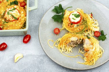 Köfte ve peynirle pişirilmiş spagetti yuvaları