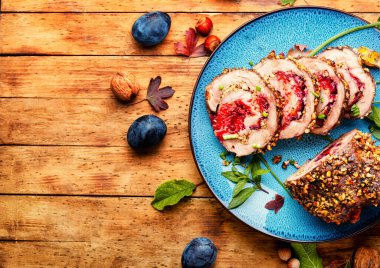 Erikle doldurulmuş köfte. Sonbahar et tarifi, porchetta. Boşluğu kopyala.