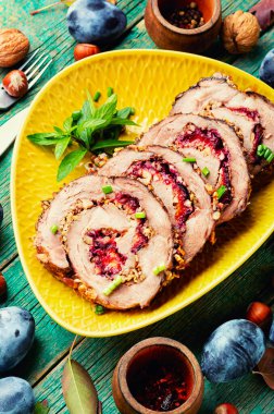 Erikle doldurulmuş dilimlenmiş sulu köfte. Sonbahar et tarifi.