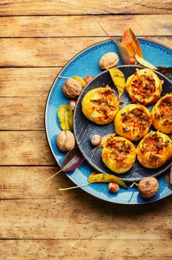 Karışık fındıklı çörekler. Sonbahar tatlısı, sonbahar tatlısı eski ahşap masada