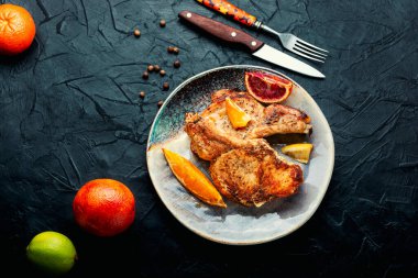 Portakallı ızgara etli biftek. Turunçgil salamurasında et. Üst görünüm