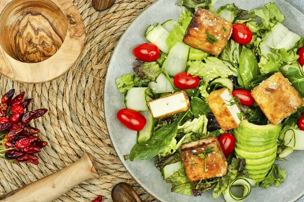 Marul Salatalık Avokado Kızarmış Soya Peynirli Lezzetli Salata Vejetaryen Mutfağı — Stok fotoğraf