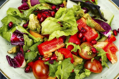 Taze salata, yeşillik, biber, marul ve salatalık. Kapat.