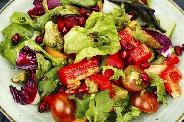 Taze salata, yeşillik, biber, marul ve salatalık. Kapat.