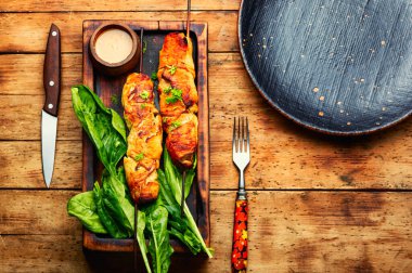 Fıstık ezmesi soslu tavuk eti, şişte kızartılmış tavuk göğsü. Souvlaki