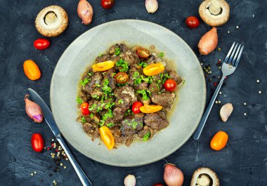 Mantar ve domatesle hazırlanmış tavuk ciğeri. Gürcüce karaciğer