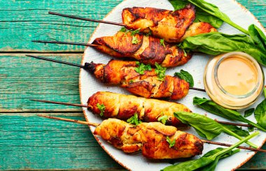Tabakta tavuk kebabı şiş, ahşap şişte kızarmış tavuk göğsü..