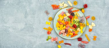 Tabakta renkli İtalyan çiğ makarnası. Boşluğu kopyala