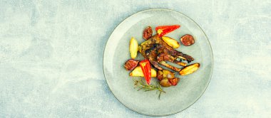 Kaburgalarda kuzu eti, incirle kızartılmış. Kuzu pirzolası. Boşluğu kopyala