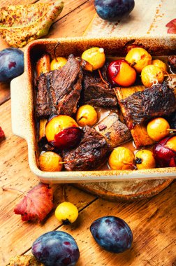 Armut ve erikle pişirilmiş kuzu kaburgası..