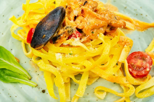 Esparguete Massa Tagliatelle Com Frutos Mar Cozinhar Comida Mediterrânea — Fotografia de Stock