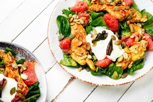 Dietary Salad Chicken Meat Herbs Grapefruit Diet Food — Zdjęcie stockowe