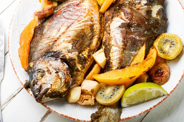 Delicious Roasted Fish Carp Fruits Plate — Stock Photo, Image