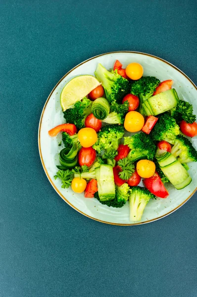 ブロッコリーとビタミン有用なサラダ トマト キュウリと物理的な 健康食品 — ストック写真