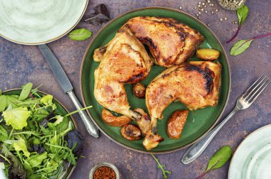 Barbekü tavuk eti ve taze yeşil salata. Kızarmış tavuk budu çeyrekliği. Üst görünüm