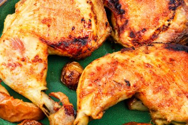 Tabakta ızgara tavuk budu var. Kızarmış tavuk eti.