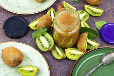 Cam kavanozda kividen yapılan reçel ya da marmelat.