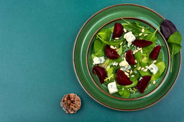 Salat Mit Gekochter Roter Bete Blauschimmelkäse Kräutern Und Pinienkernen Lebensmittel — Stockfoto