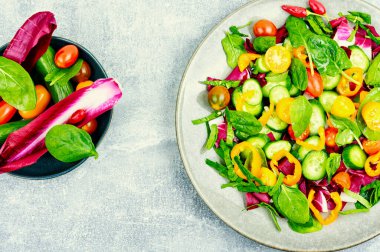 Domateslerin, salatalıkların, biberlerin ve ıspanakların doğal yaz salatası. Vejetaryen yemeği.