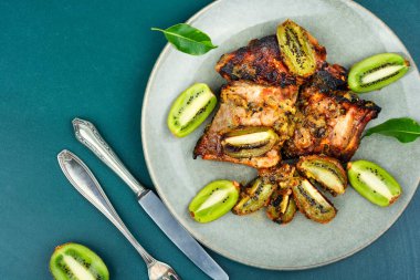 Pork ribs roasted with kiwi.