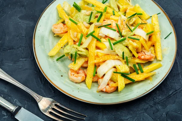 Salada Fresca Com Camarões Manga Abacate Pinhões Alimentação Saudável — Fotografia de Stock