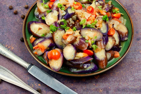 Sıcak Patlıcan Domates Sarımsaklı Salata Gümüş Bıçak Çatalla Dolu Bir — Stok fotoğraf