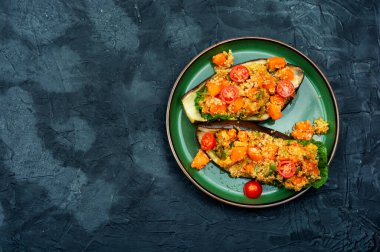 Balkabağı ve kinoayla doldurulmuş fırında patlıcan. Vejetaryen yemek tarifi. Metin için boşluk.