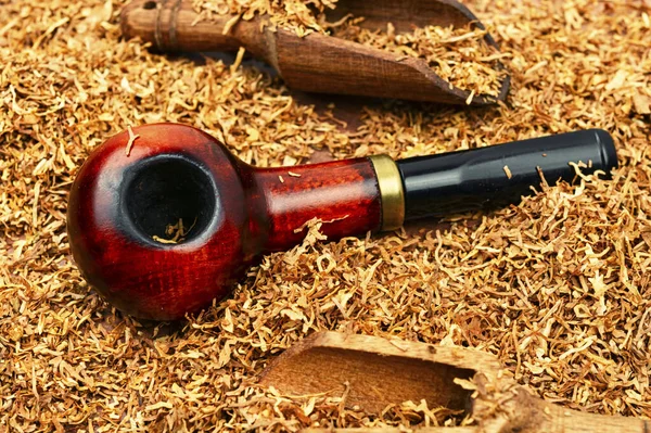 Rauchender Tabakstapel Und Klassische Holzpfeife Auf Dem Tisch — Stockfoto