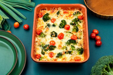 Brokolili diyet patates güveci ve kare seramik domates.