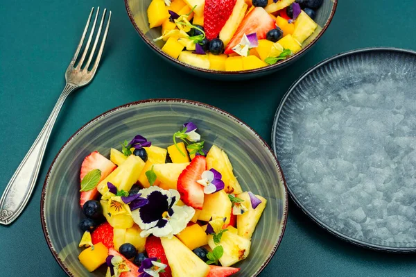 Deliciosa Salada Verão Com Perfeitos Campo Frutas — Fotografia de Stock