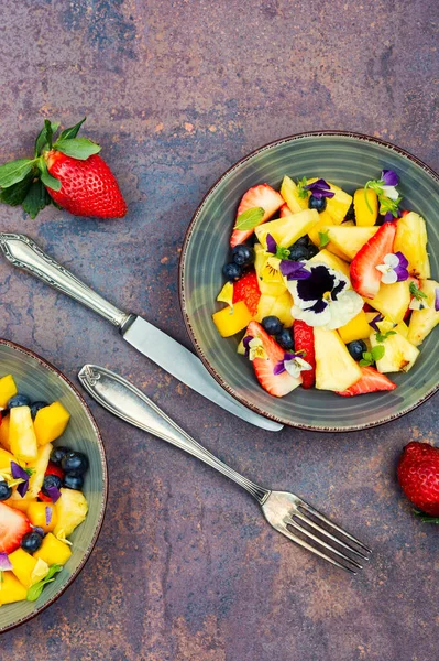 Deliciosa Salada Verão Com Flores Comestíveis Frutas Vista Superior — Fotografia de Stock