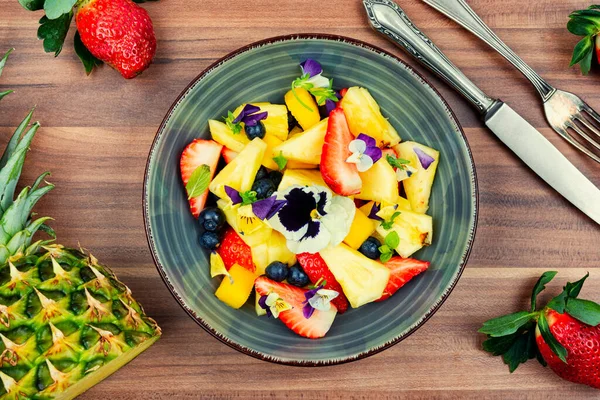 Verse Salade Van Ananas Bessen Versierd Met Eetbare Bloemen Bovenaanzicht — Stockfoto