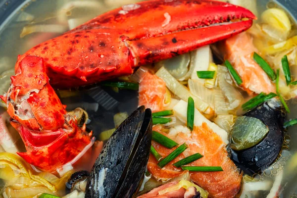用龙虾 虾仁和鱼做开胃汤 地中海食物 — 图库照片