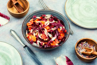 Hindiba ya da hindiba soslu salata, greyfurt ve çam fıstığı.