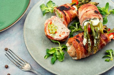 Pastırmaya sarılmış ızgara köfte. Kuşkonmaz ve krem peynirle doldurulmuş et..