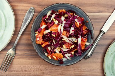 Kırmızı hindiba salatası, ahşap bir masada greyfurt. Diyet ve sağlıklı yemek kavramı. Üst görünüm.