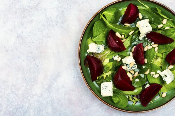 Salat Mit Gekochten Rüben Blauschimmelkäse Kräutern Und Pinienkernen Essen Rezept — Stockfoto