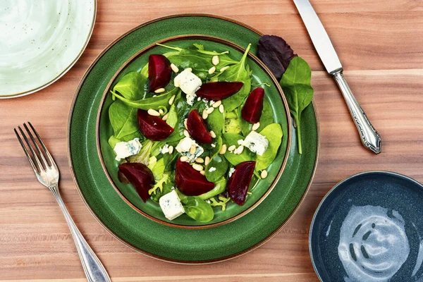 Salada Fresca Com Beterraba Queijo Azul Ervas Pinhões Prato Alimentos — Fotografia de Stock