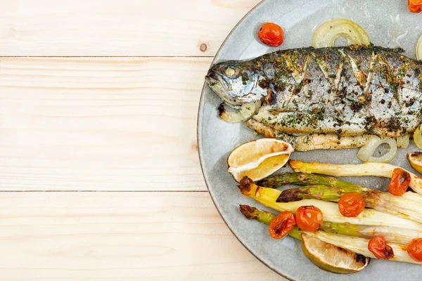 Ahşap Masada Beyaz Kuşkonmaz Ile Pişirilmiş Lezzetli Alabalık Balığı — Stok fotoğraf