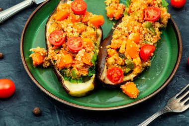 Kabak ve kinoa ile doldurulmuş ızgara patlıcan. Vejetaryen yemek tarifi