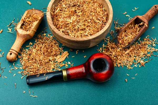 喫煙タバコとテーブルの上に古典的な木製の喫煙パイプ — ストック写真