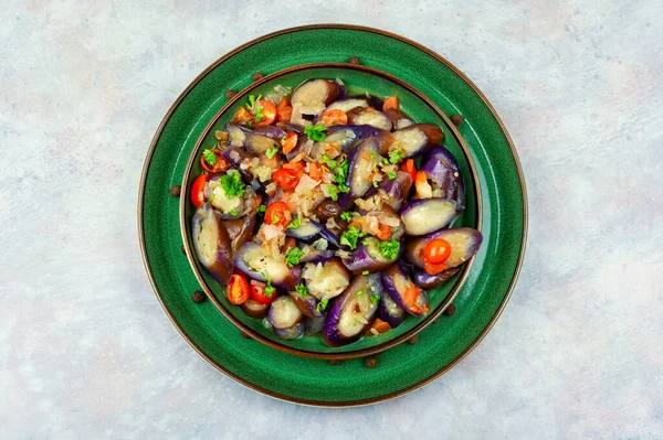 パセリのグリルナスサラダ ニンニクとトマト 暖かいサラダ — ストック写真